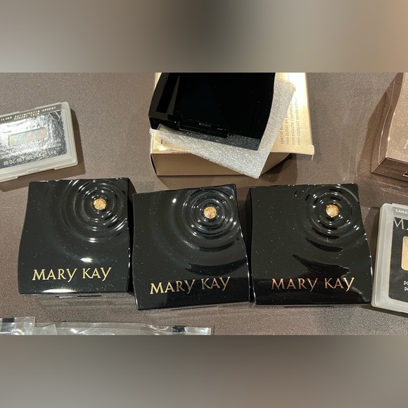 MaryKay Mini COMPACT (5) & medium (1) Unfilled Bundle + bonus makeup - Picture 3 of 10